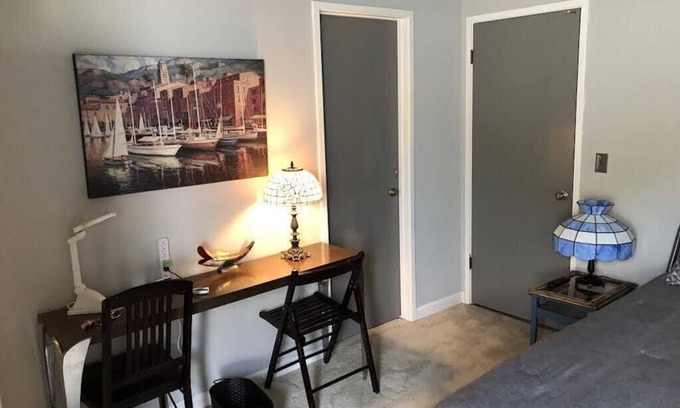 Alameda Apartamento | Sentado en el muelle en la bahía