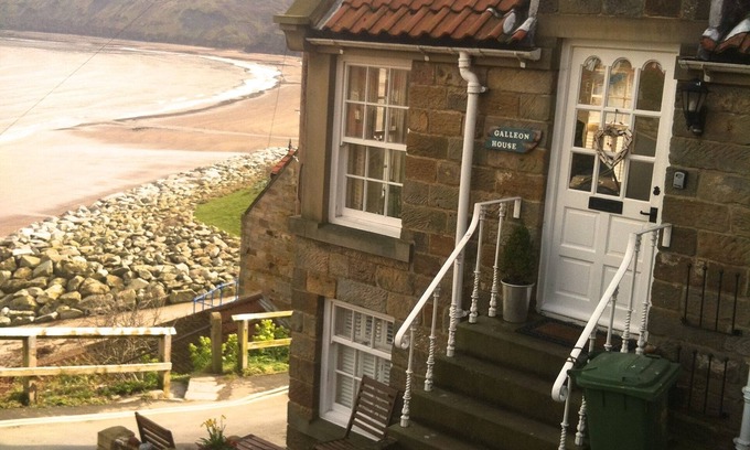 Runswick Bay Cabaña | Situado en el corazón del pueblo, a pocos metros del mar y la playa de arena.