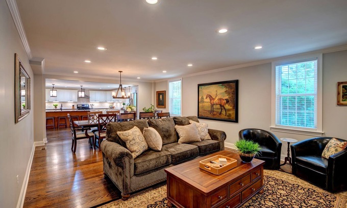 Sennett Casa | Skaneateles Pet friendly 6 bed 6 bath on Main St very close to downtown center