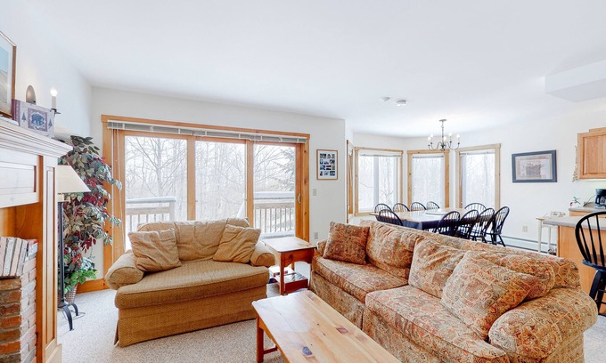 North Troy Condominio | Ski-in/ski-out Dual-condo getaway w/mountain views, fireplace