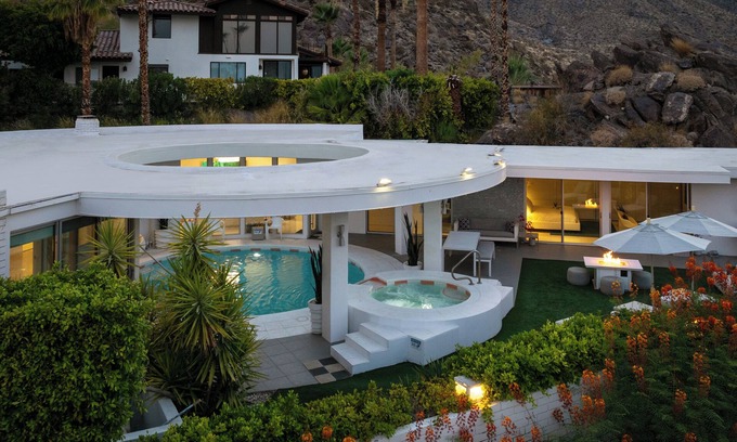 Canyon Corridor Casa | Skyfall House -Stunning secluded, peaceful iconic 3-bedroom home!