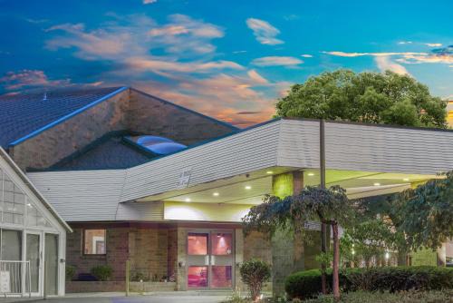 Willoughby Hotel | Skylight Inn Willoughby - Cleveland Mentor