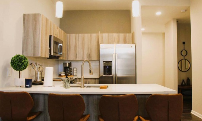 Midtown - Westport Apartamento | Skyline View Top Floor Loft, King & Queen Bedroom