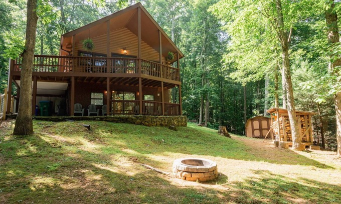 Fletcher Cabina | Skyridge Cabin | Beautiful Log Cabin with Fire Pit | Near Asheville