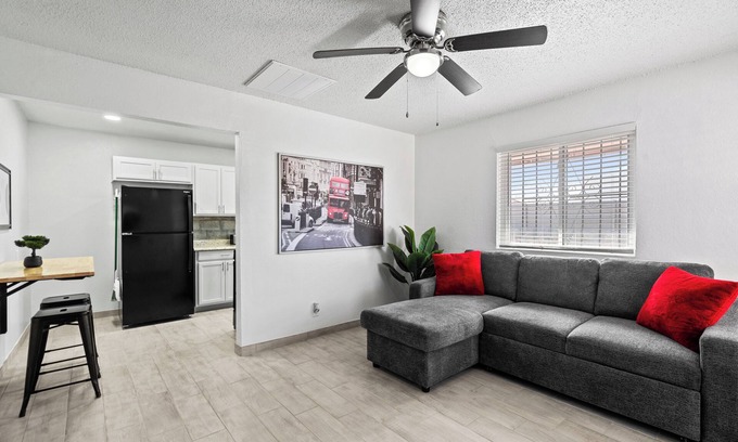 Biggs Field Apartamento | Sleek 2-Bed 1-Bath Centrally Located