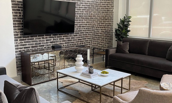 Central Business District Apartamento | Sleek & Sophisticated: Modern Luxe in the Heart of New Orleans