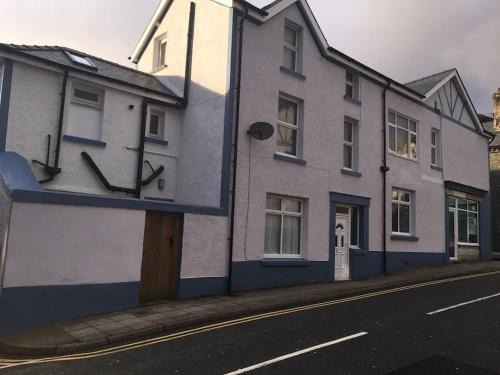 Rhiwbryfdir Casa | Sleeps 10 5 bedroom town house 3 miles from Zip World