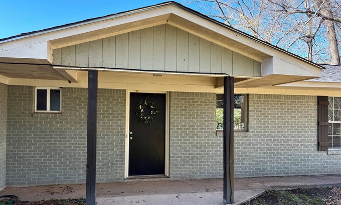 Monroe Casa | Sleeps 10. Bayou Front Home close to ULM, Sports Complexes, Airport and I-20.