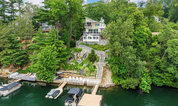 Danbury Casa | Sleeps 10 - Private Dock, Sauna, Outdoor Dining