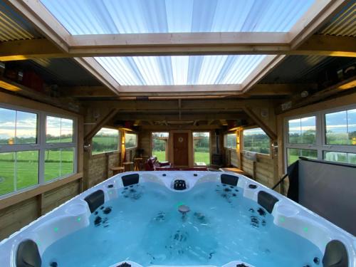 Enniskillen Casa | Sleeps 12 Hot Tub Sauna Cinema Pets Welcome
