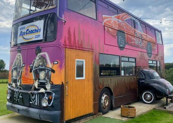 Enniskillen Villa | Sleeps 18 Double Decker Bus Hot Tub Sauna Cinema Pets