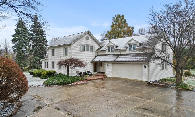 Ashtabula Casa | Sleeps 18 w/Game Room, 9 min to Geneva Strip, 7 min to Harbor District/Wineries