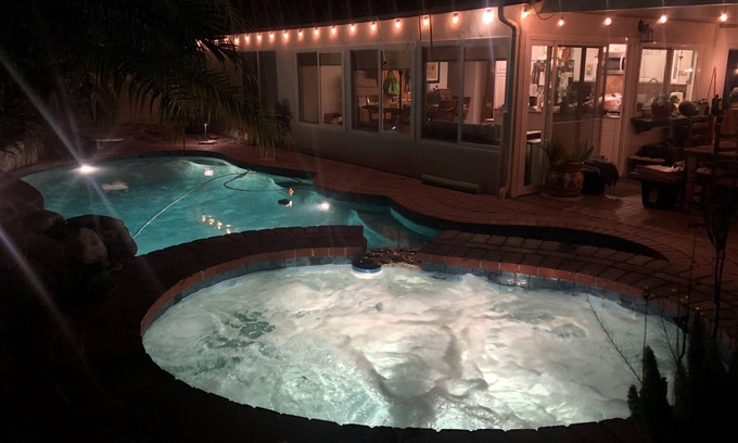 Simi Valley Casa | Sleeps 6 - 3 Bedroom - King - Queen - 2 Twins - Jacuzzi - Full Kitchen - Laundry