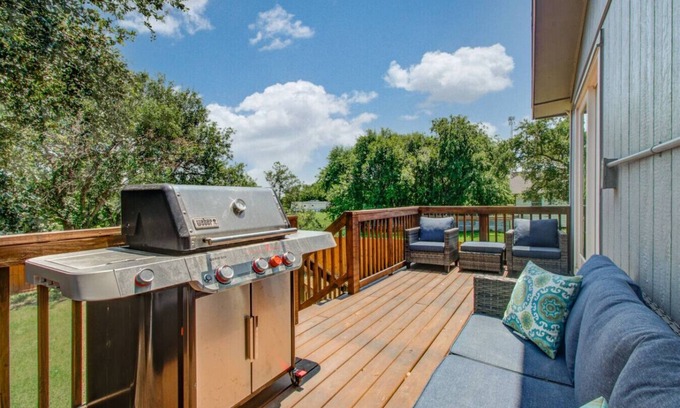 Hitchcock Casa | Sleeps 8 | 20 Min to Galveston | Gated | Grill