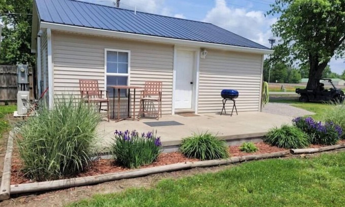 Bonnie Casa | Small simple cozy house close to Interstate & Rend Lake fishing /hunting