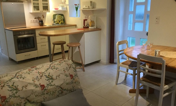 Plourin-les-Morlaix Casa | pequeña casa de piedra en un sitio de personajes