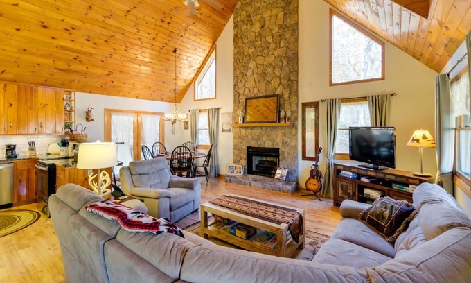 Murphy Casa | Smoky Mountain Cabin with Fire Pit Hike and Fish!
