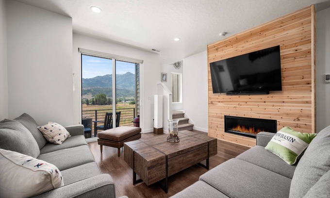 Mountain Green Casa | Snowbasin Chalet R5061 |Ski Escape|Firepit |Hot Tub