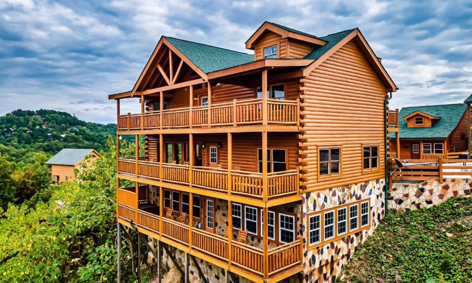 Pigeon Forge Casa | Soar Over Water cabin