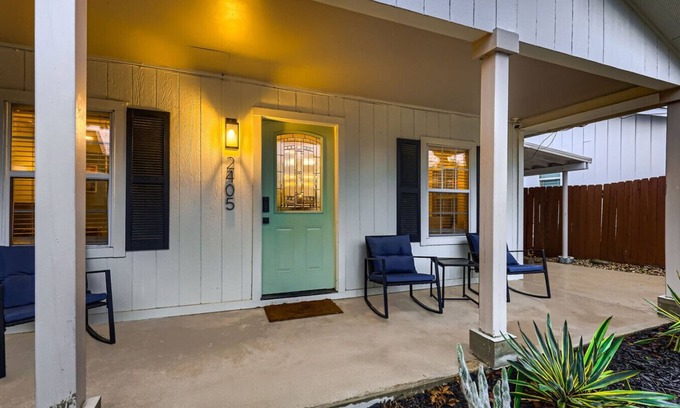 Dawson Casa | SOCO's Ladybird. Charming. Remodeled. Walkable!