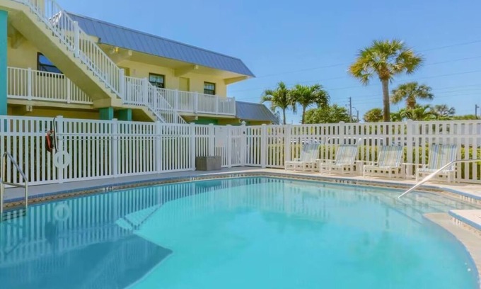 Indialantic Complejo | Soothing Seaside Stay: Scenic by the Ocean with Kitchen