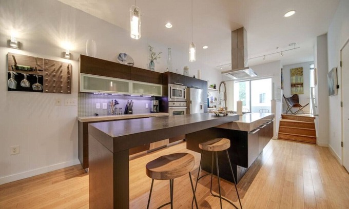 Wesley Heights Condominio | Sophisticated 3-Story Stay—Historic Wesley Heights