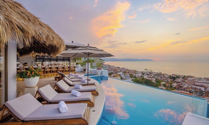 Colonia 5 de Diciembre Villa | Sophisticated Villa Iris, Walk to Beach and Malecon Boardwalk