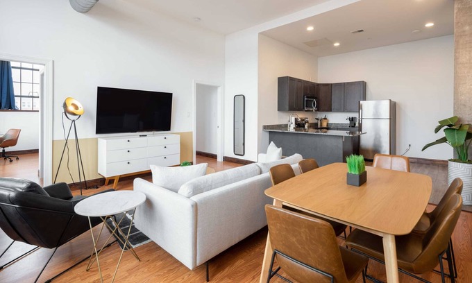 West Poplar Apartamento | Sosuite | 2BR Apt w W/D, Gym, On-Site Restaurant