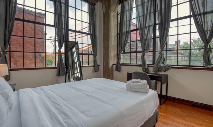 West Poplar Apartamento | Sosuite 3BR Apt w Balcony W D Gym On-site Bar