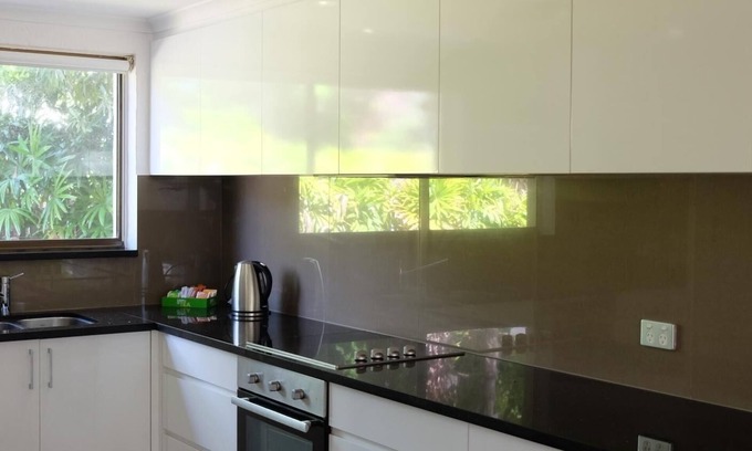 Noosa Heads Villa | Sound Villa by Noosa Getaways- Renovado 2 niveles, 3 dormitorios, 2. 5 baños Villa