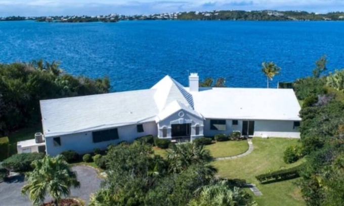 Smith's Villa | Sound Winds 5 bedroom waterfront estate w tennis court