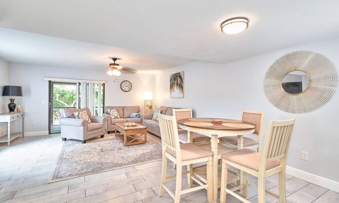 Bayshore Gardens Casa | South Tampa Retreat: Fenced Yard, Top Location!