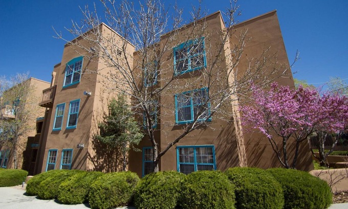 Northeast Santa Fe Complejo | Amplia suite cerca de una rica cultura y actividades al aire libre con piscina y WiFi en el resort