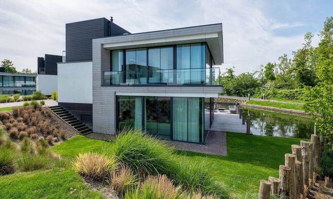 Arnemuiden Villa | Spacious 10-person waterfront villa