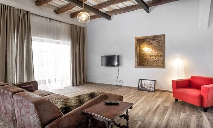 Vilassar de Dalt Casa | Spacious 18th century Catalan town house, Wifi, 20 minutes Barcelona