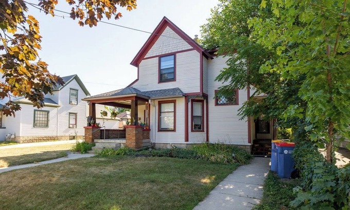 Easttown Apartamento | Spacious-2-BR Duplex w/ Modern Kitchen and Cozy Outdoor Spaces-Grand Rapids Gem