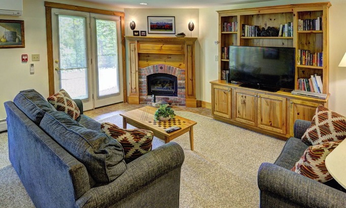 North Troy Condominio | Hermoso 2-BR Ski-in, Ski-out Village Condo en Jay Peak, justo en las laderas!