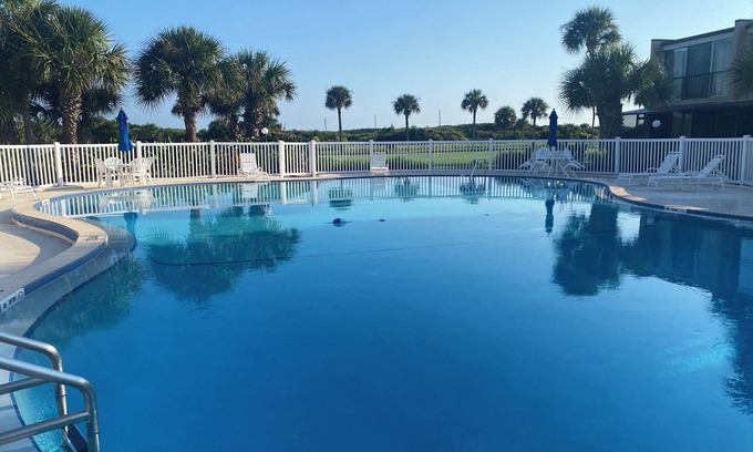 Coquina Key Condominio | Spacious 2br/2bth beachside condo, FIRST FLOOR, front row parking.