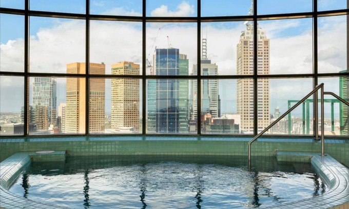 Melbourne Central Business District Apartamento | Spacious 3-bed Unit in Melbourne CBD w/ Pool & Gym