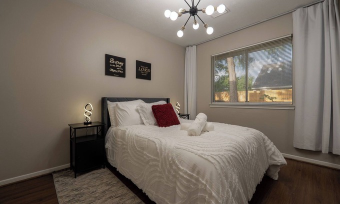 Barker Casa | Spacious 3-Bedroom Katy Home Sleeps 8. Perfect for Families & Business Travelers