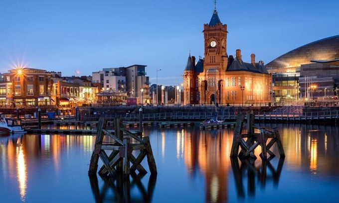 Penarth Casa | Spacious 3 bedroom Penarth home, garden & parking