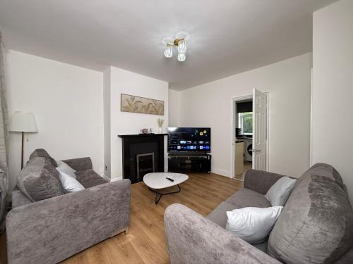 Ridgeway Casa | Spacious 3 Bedroom With Garden and Free Parking