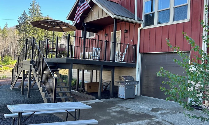 Detroit Casa | Spacious 3-Story Home, 4 bedrooms, Sleeps 12, Easy Trailer Parking