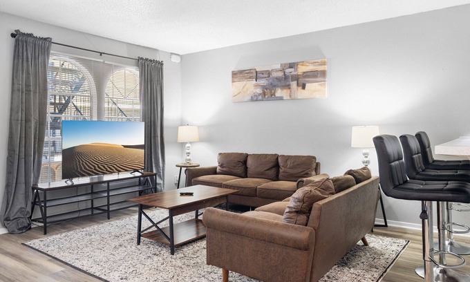 North University Apartamento | Spacious 3BR/2BA next to UT 5937