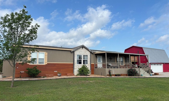 Navarro County Casa | Spacious 3BR Home + Barn Theater in the Country Between Dallas & Houston