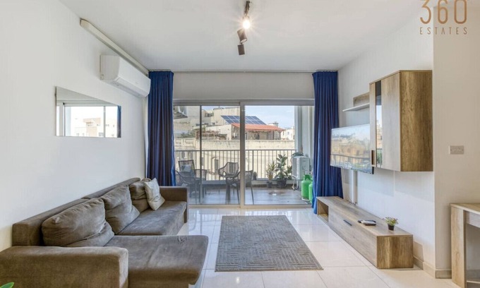 Zabbar Apartamento | Spacious 3BR home with Private Terrace & WIFI