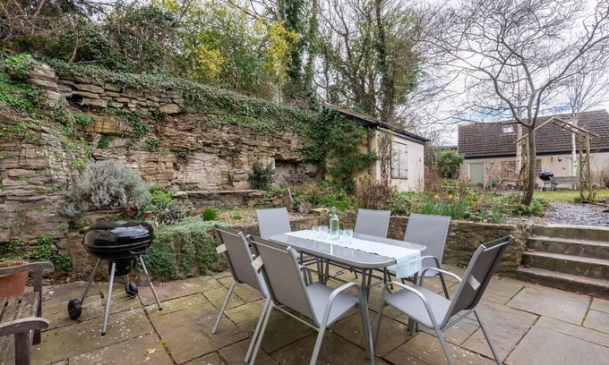 Chepstow Casa | Spacious 3BR in Historic Chepstow, Cottage Garden