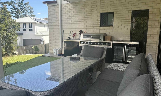 Kenmore Casa | Spacious 4 bedroom and 4 bathroom entire spacious house