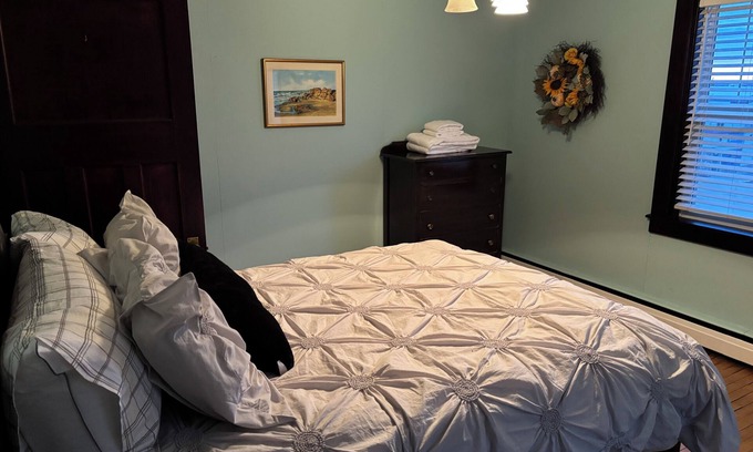 Mayerthorpe Casa | Spacious 4-bedroom house with WiFi and AC in the rural town of Mayerthorpe.