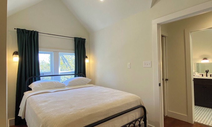 Heritage Casa | Spacious 4-bedroom house on historic Hopkins street San Marcos with WiFi, AC